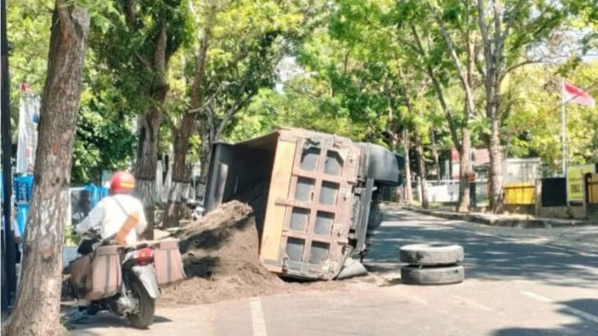 kondisi truck pasir usai terbalik di depan Kantor DIKBUD Lotim.