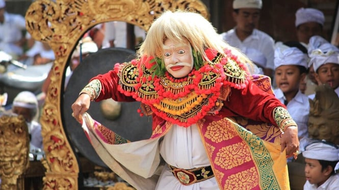 Ilustrasi penampilan Tari Topeng Tua asal Bali.