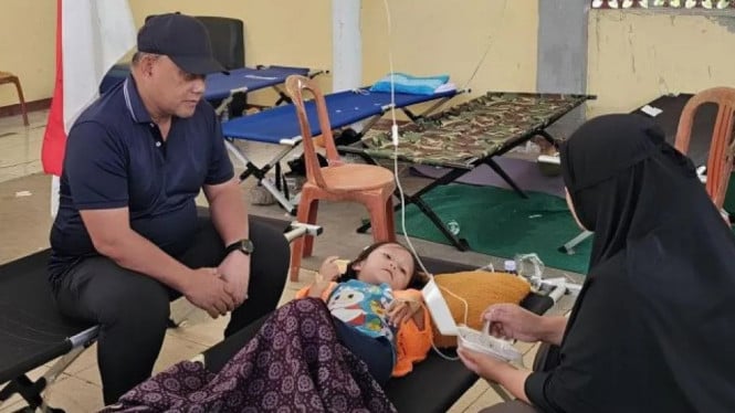 Kepala BGN Dadan Hindayana meninjau anak keracuanan makanan