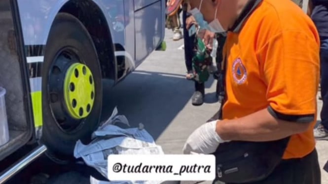 Evakuasi korban setelah kecelakaan di jalan Nakula