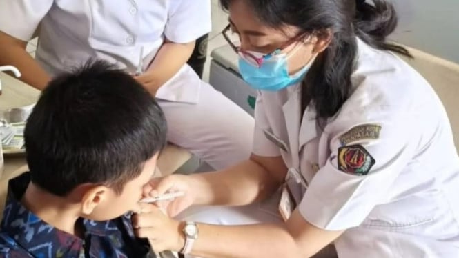 Tenaga kesehatan Diskes Denpasar melakukan CKG bagi siswa SD