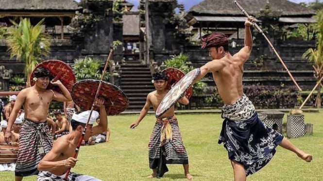 Tradisi turun temurun perang rotan di Desa Seraya