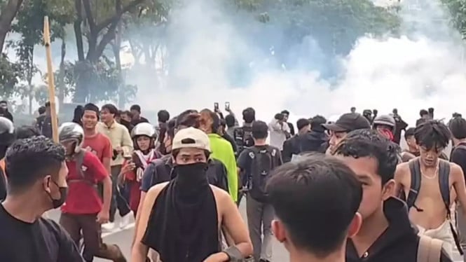 Masyarakat melakukan aksi unjuk rasa pada Agustus 2025
