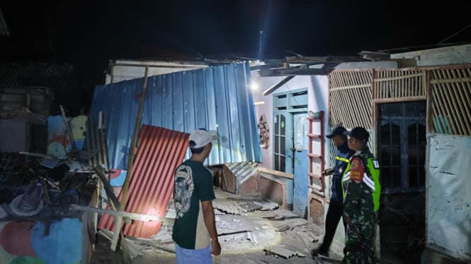 Petugas Melakukan Pendataan Korban Putting Beliung