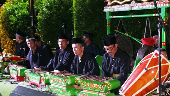 pertunjukan Gambang Kromong, kesenian hasil akulturasi budaya.