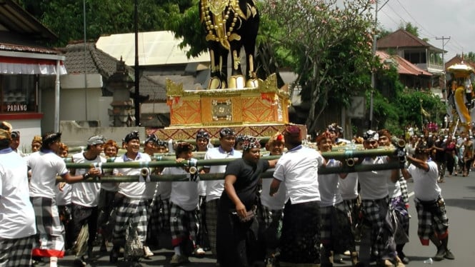 Prosesi Ngaben orang Hindu di Bali