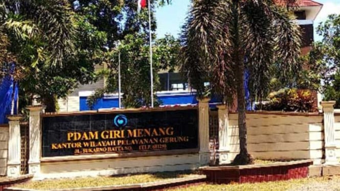 Kantor PDAM Giri Menang lokasi  terkait gangguan air berbulan-bulan.