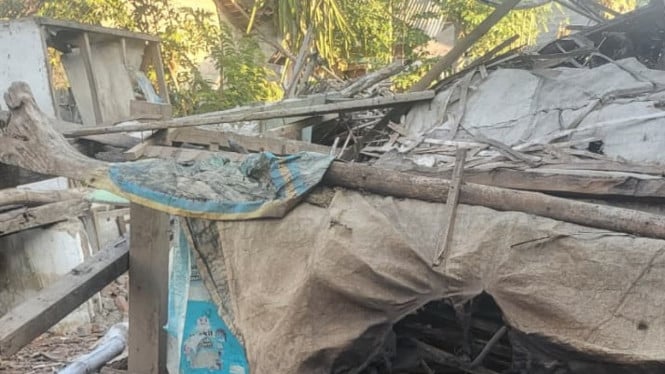 Dapur milik warga ambruk akibat gempa 5,7 SR di Banyuwangi