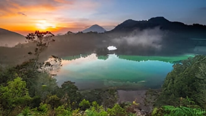 Panorama keindahan Telaga Warna Dieng.