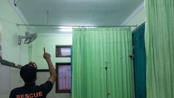 Petugas BPBD Jembrana Menunjukan Tembok Retak