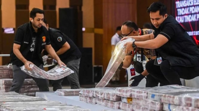 Barang bukti uang tunai kasus pembobolan rekening dormant