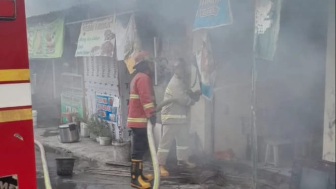Tim Damkar Denpasar berupaya memadamkan api