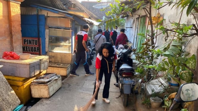 Pedagang pasar yang membersihkan lingkungannya