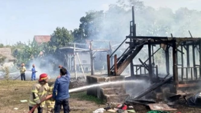 Petugas damkar sedang memadamkan api di Lombok timur