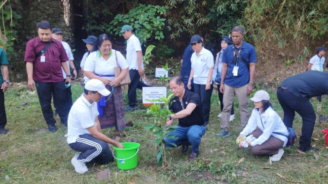 Menteri LHK RI menanam pohon di Kawasan Taman Kehati Kesiman