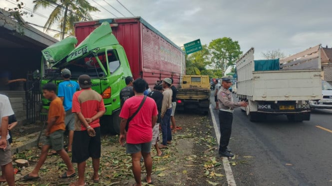 Truk Tronton Seruduk Toko Bangunan