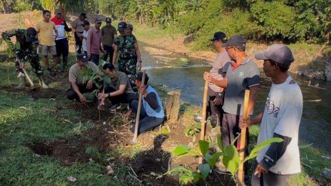 Penanaman Pohon di Bantaran Sungai