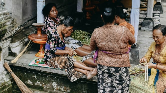 Merajut akal lewat busana tradisional