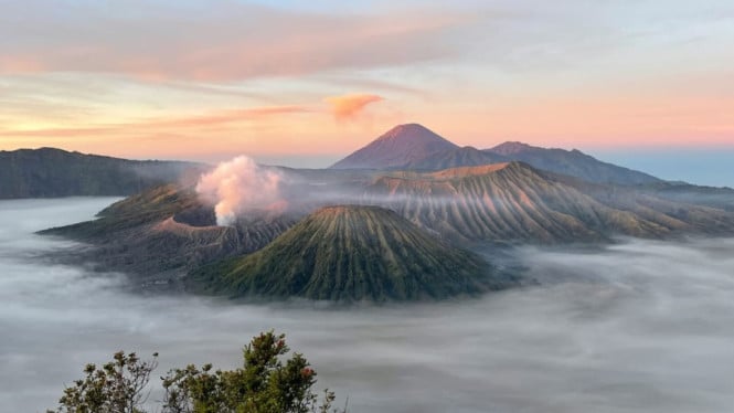 pemandangan dari atas awan