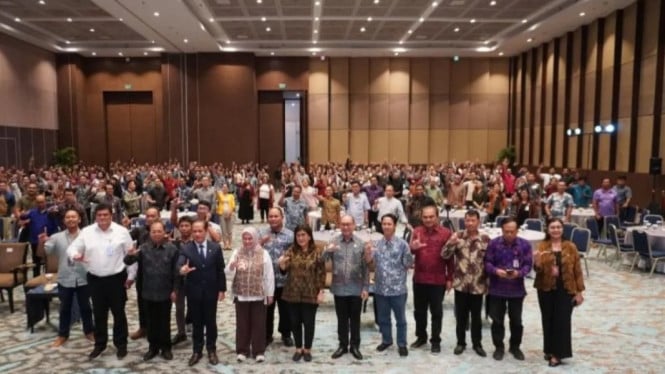 Menteri LH Hanif Faisol Nurofiq dan pelaku usaha di Bali