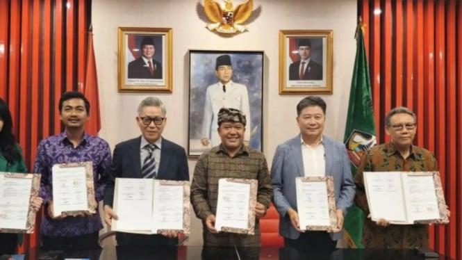 Bupati Bangli bersama investor menunjukkan nota kesepahaman