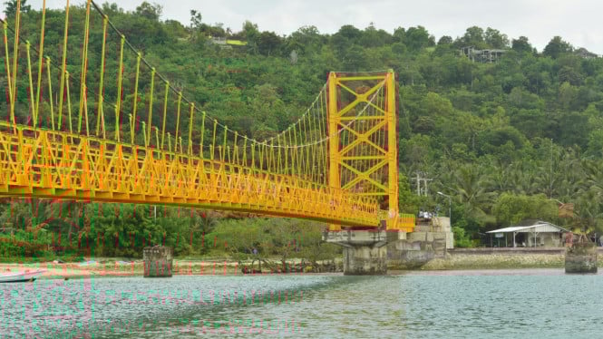 Jembatan Kuning Nusa Beningan