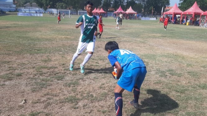 Pemain depan Persega, Ardi tekan kiper Putra Petir Paiton