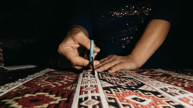 Ilustrasi Pengrajin Tenun Tradisional