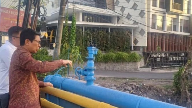 Bupati Adi Arnawa saat meninjau sungai di Badung