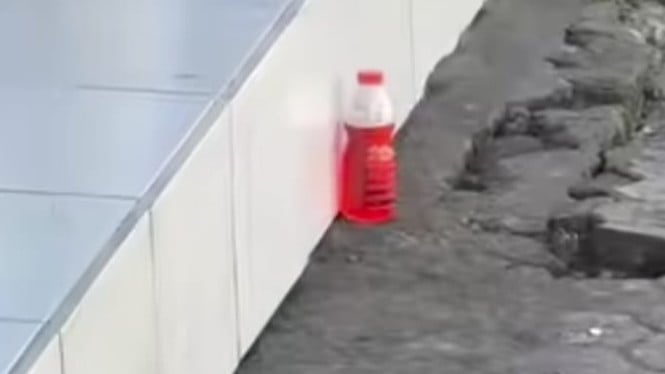 Botol air merah yang diletakkan di depan rumah untuk jaga kebersihan