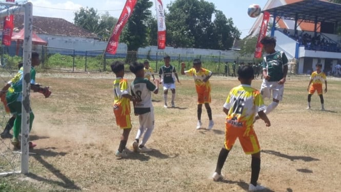 Serangan mematikan pemain depan Persega U12 ke gawang