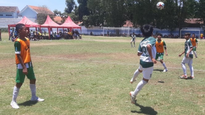 Pemain belakang Persega U12, Wisnu jaga ketat pertahanan