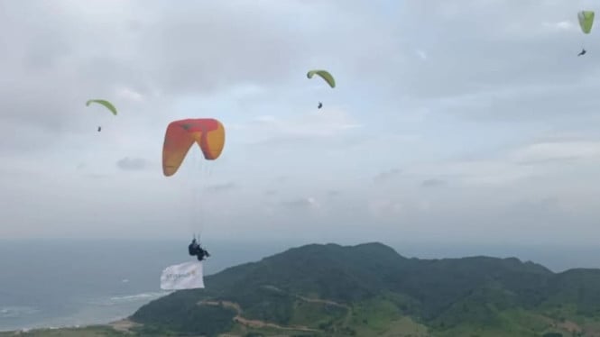 Atlet paralayang saat terbang di Sky Lancing Lombok Tengah