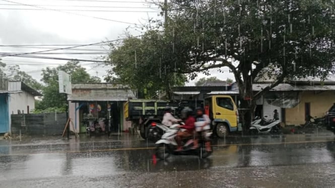 Ilustrasi kondisi jalan saat hujan ringan melanda
