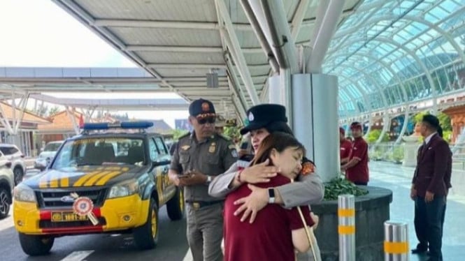 Polwan bantu tenangkan WNA Jepang di area terminal.