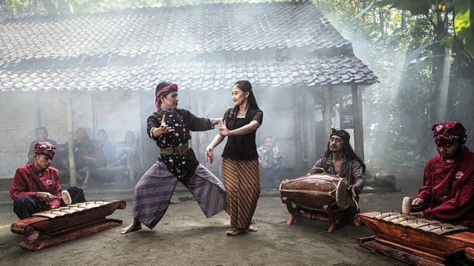 Ilustrasi pertunjukan kesenian Tayub asal Jawa Timur