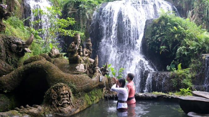 Ritual melukat di Taman Beji Griya Waterfall