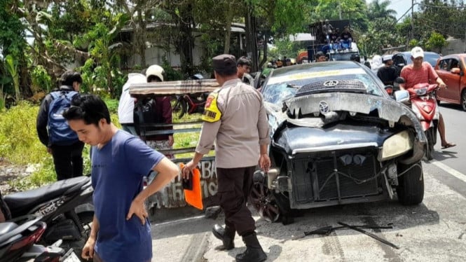 Mobil Toyota Vios ringsek usai menabrak truk di simpang tiga Sikur