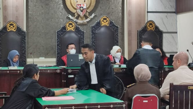 situasi persidangan kasus KDRT dengan terdakwa Frederick Raby