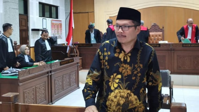 Mantan Sekda NTB Rosiady Husaenie Sayuti dalam ruang sidang PN Mataram