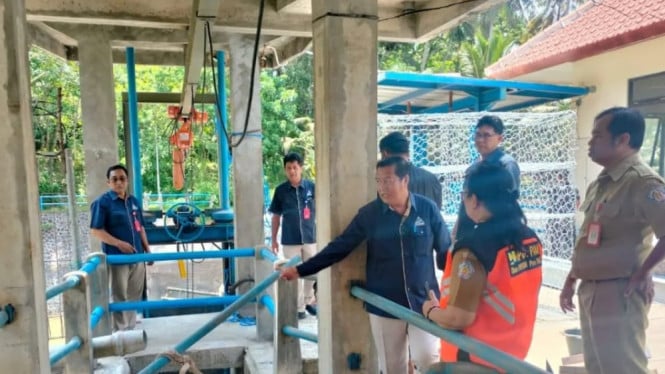 I Putu Yasa saat memantau proses pengerjaan kisdam