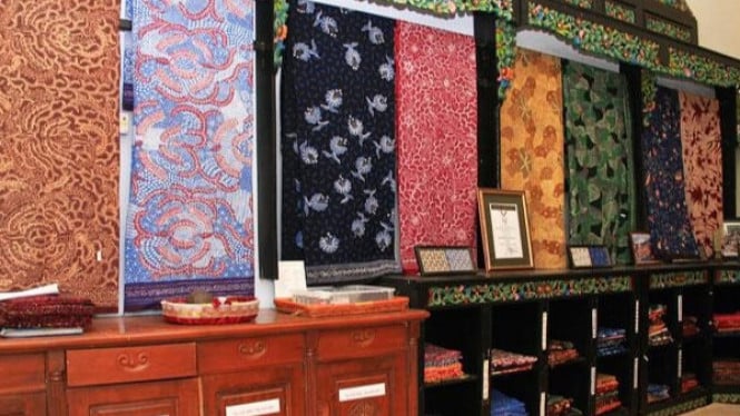 Pusat budaya dan edukasi ragam produk batik di Surabaya
