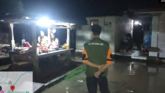 BPBD Jembrana memantau genangan air di Lingkungan Samblong