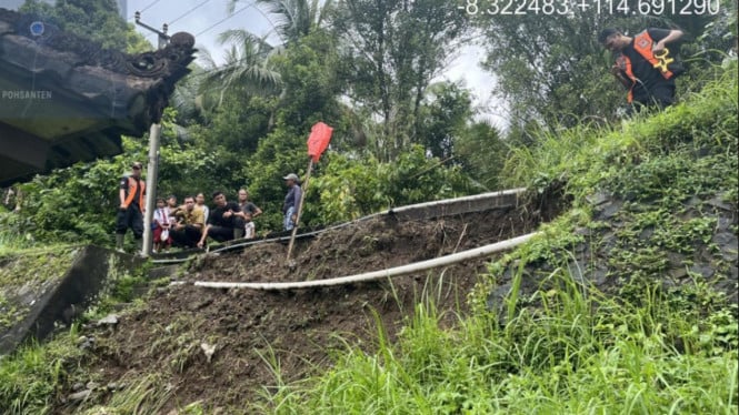 BPBD Jembrana memantau kondisi longsor di Desa Pohsanten