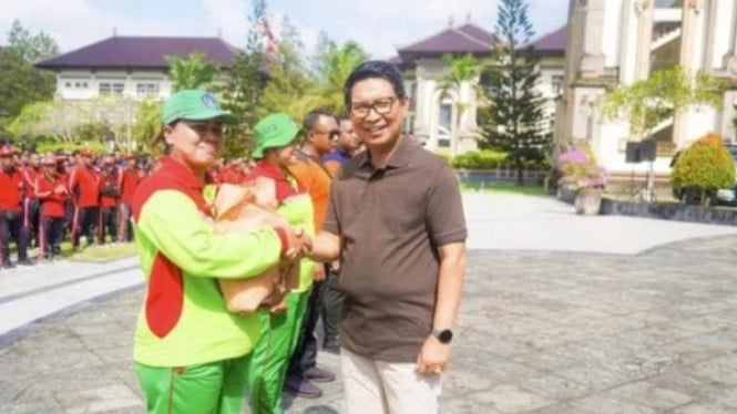 Bupati Badung serahkan bantuan kepada petugas lapangan