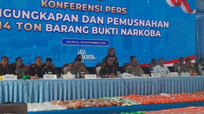 Reserse Narkoba Polda Metro menunjukkan barang bukti narkoba