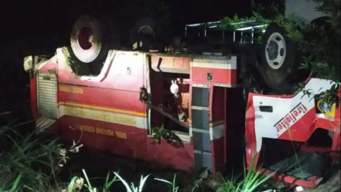 Potret Mobil Damkar Lotim saat Terguling