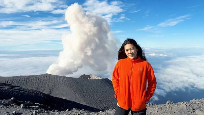 Panorama alam Gunung Semeru dengan puncak Mahameru