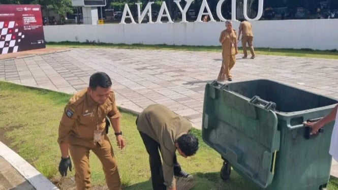 Pegawai Dinas Pariwisata Kota Mataram Bersihkan Teras Udayana