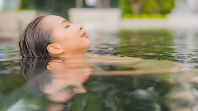 Ilustrasi berendam di pemandian air panas